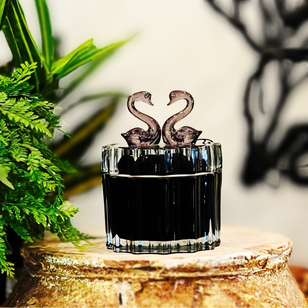 NEW Enchante Luxe Vanilla Swan Topper 4.5 OZ Bougie Parfumee Glass Candle